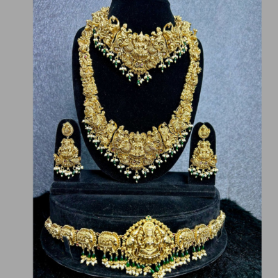 Exclusive antique bridal jewellery with emerald stones