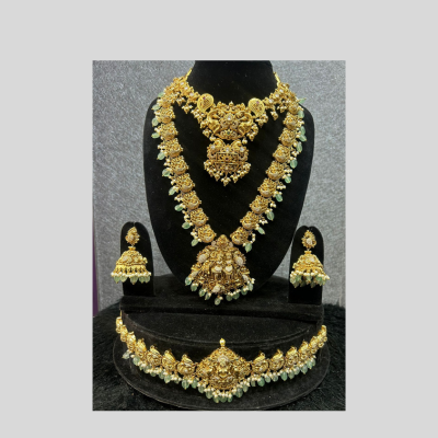 Exclusive antique bridal jewellery with emerald stones