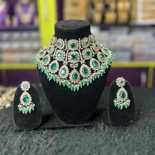 Green minimal Victorian jewellery